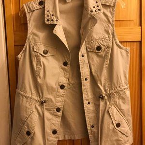 Classy woman's sleeveless top